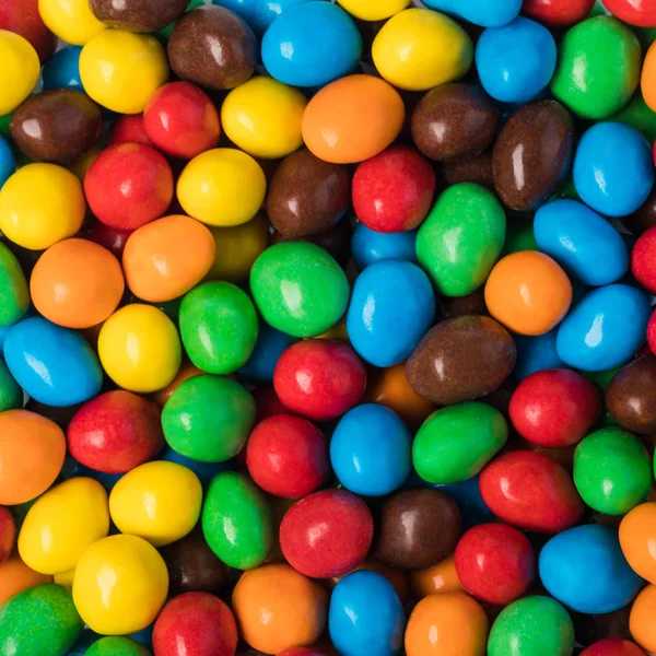 Boutons chocolat colorés sur un fond blanc — Photo