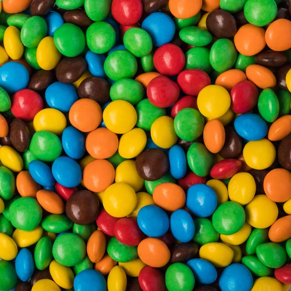 Kleurrijke chocolade knoppen op een witte achtergrond — Stockfoto