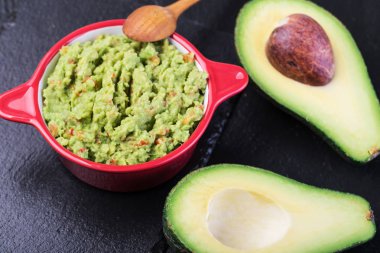 Bir tahta üzerinde bir kase guacamole