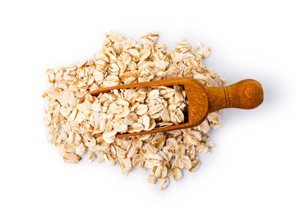 Хлопья овсянки изолированы на белом фоне
