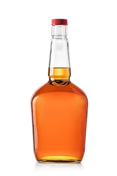 Botella de whisky aislado sobre fondo blanco —  Fotos de Stock