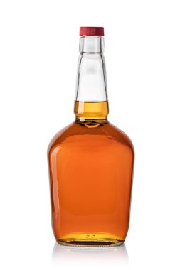 Beyaz arka planda izole edilmiş viski şişesi