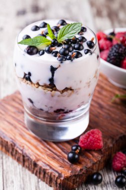 Yoğurtlu müsli ve çilek