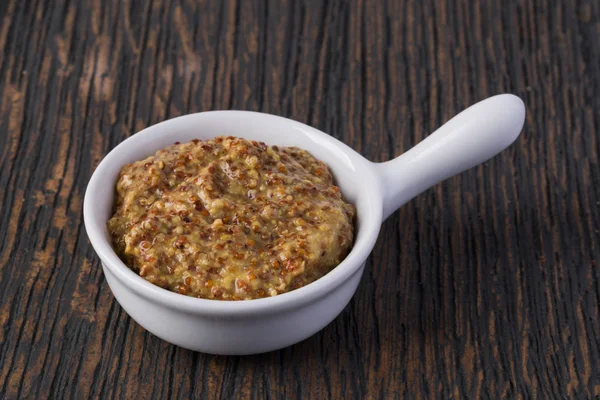 Ahşap bir masa üzerine hardallı kase