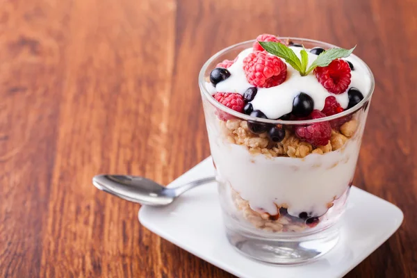 Йогурт з мюслі та ягодами — стокове фото
