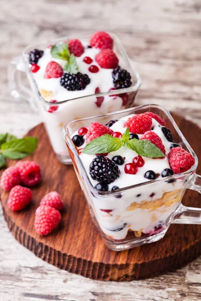 Yogur con muesli y bayas —  Fotos de Stock