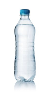 su şişeleri beyaz zemin üzerine izole
