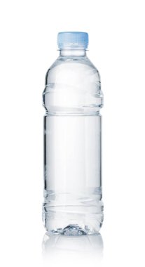 su şişeleri beyaz zemin üzerine izole