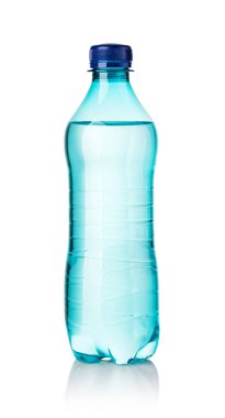 su şişeleri beyaz zemin üzerine izole