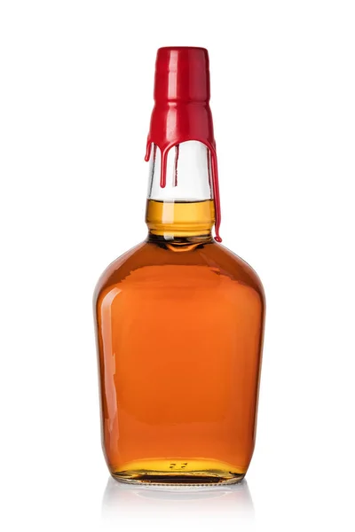 白底威士忌瓶 — 图库照片