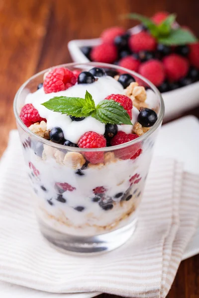 Yogur con muesli y bayas — Foto de Stock