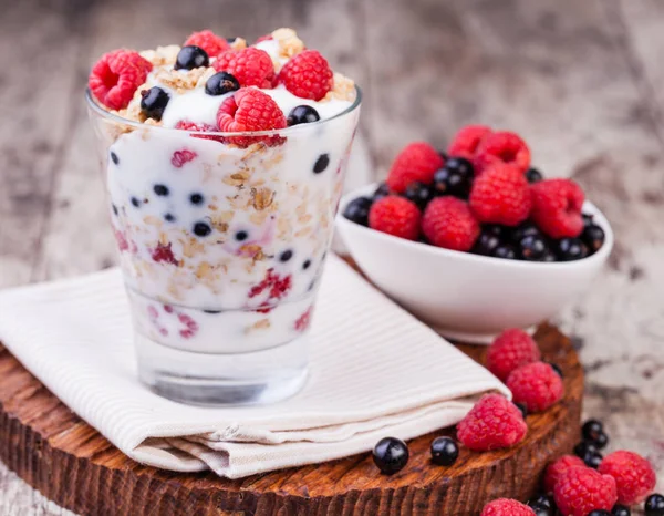 Yogurt with muesli and berries — Stock Photo, Image