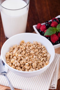 müsli kahvaltı ahşap bir masa üzerinde