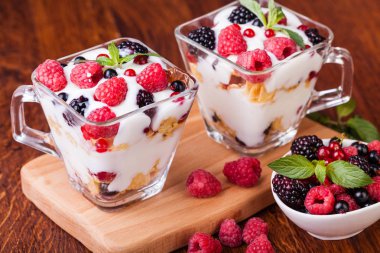 Yoğurtlu müsli ve çilek