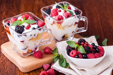 Yoğurtlu müsli ve çilek