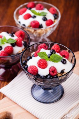 müsli kahvaltı ahşap bir masa üzerinde