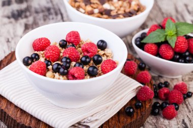 müsli kahvaltı ahşap bir masa üzerinde