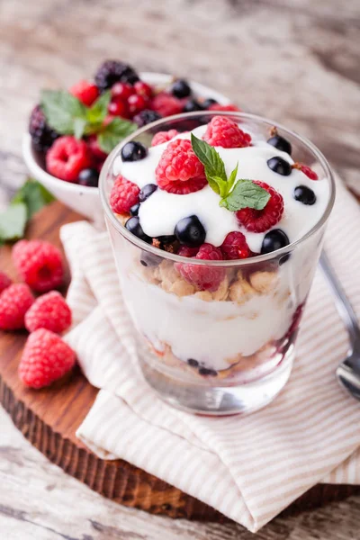 Joghurt mit Müsli und Beeren — Stockfoto