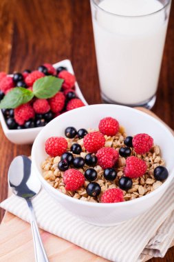 müsli kahvaltı ahşap bir masa üzerinde