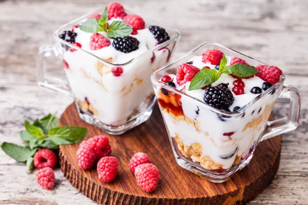 Yogur con muesli y bayas —  Fotos de Stock