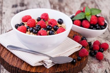 müsli kahvaltı ahşap bir masa üzerinde