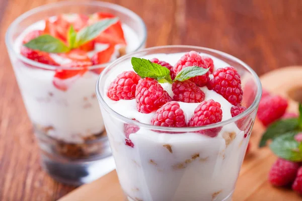 Yogur con muesli y bayas —  Fotos de Stock