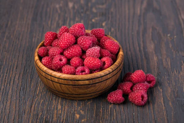 Ripe raspberry on a wooden table — Stock Photo, Image