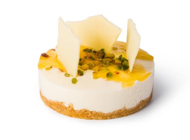 Beyaz bir plaka üzerinde Cheesecake