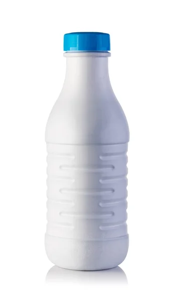 Молочная бутылка на белом фоне — стоковое фото