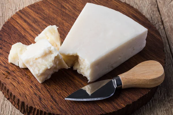 Τυρί σε ξύλινα φόντο — Φωτογραφία Αρχείου