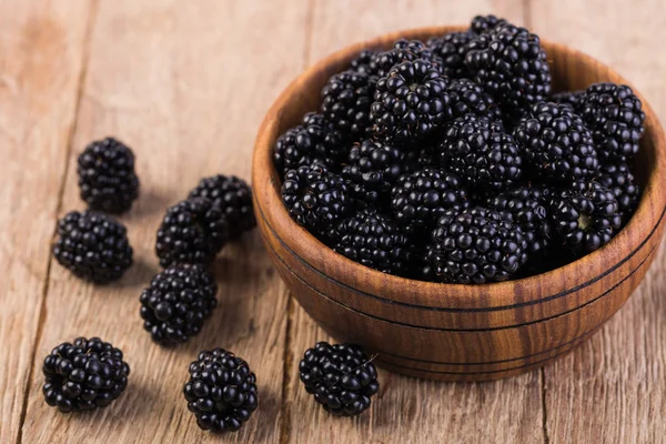 ahşap bir masa üzerinde BlackBerry