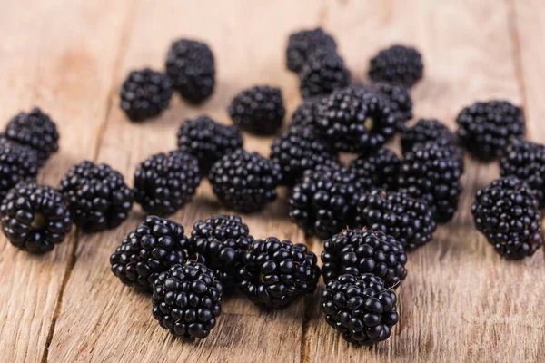 ahşap bir masa üzerinde BlackBerry