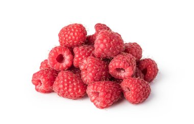 beyaz arkaplanda izole edilmiş olgun ahududu