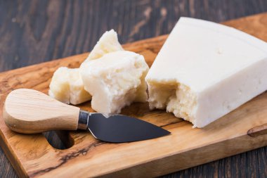 ahşap zemin üzerine peynir