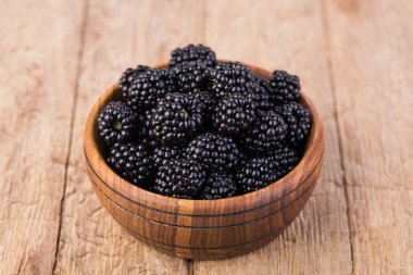 ahşap bir masa üzerinde BlackBerry