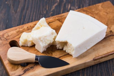 ahşap zemin üzerine peynir