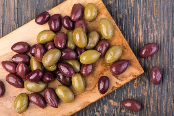 Olives on a wooden background — Stock Photo, Image