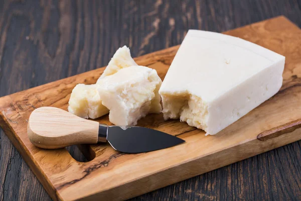 Ahşap zemin üzerine peynir — Stok fotoğraf