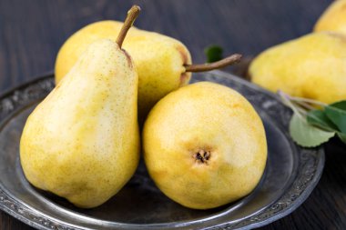 Ahşap mutfak masasında taze armut