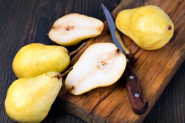 Ahşap mutfak masasında taze armut