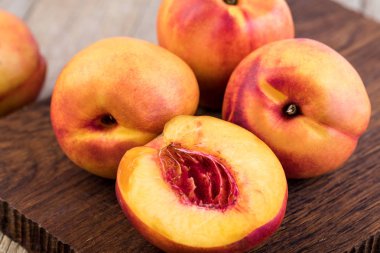 Nektarin meyve bir ahşap