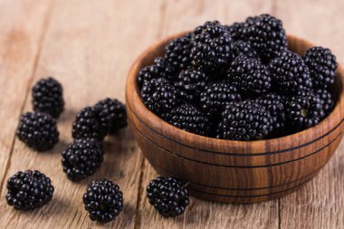 ahşap bir masa üzerinde BlackBerry