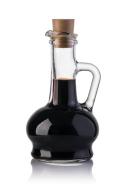 Beyaz arka plan üzerinde izole balsamik sirke