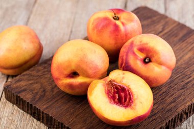 Nektarin meyve bir ahşap