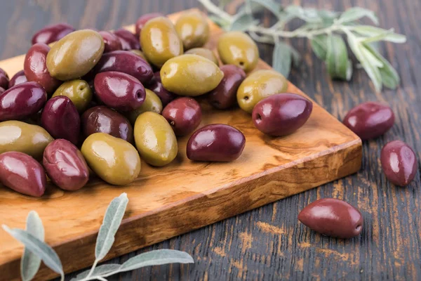 Olives on a wooden background — Stock Photo, Image