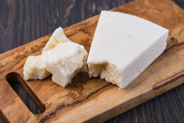 ahşap zemin üzerine peynir