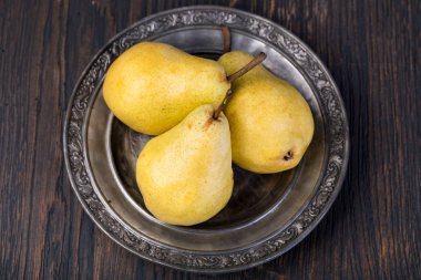 Ahşap mutfak masasında taze armut