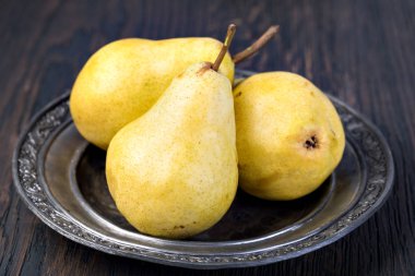 Ahşap mutfak masasında taze armut