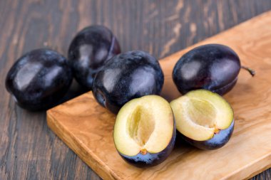 Erik ahşap bir masa üzerinde