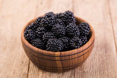 ahşap bir masa üzerinde BlackBerry